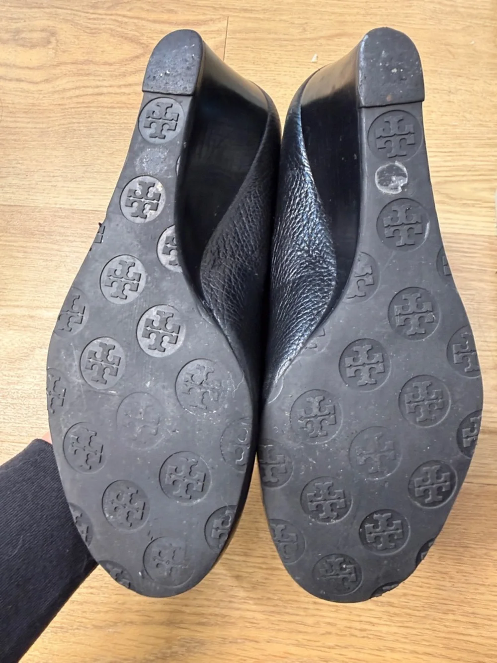 Tory Burch Black Pebbled Leather Wedge Pumps with Logo Emblem - Picture 4 of 10